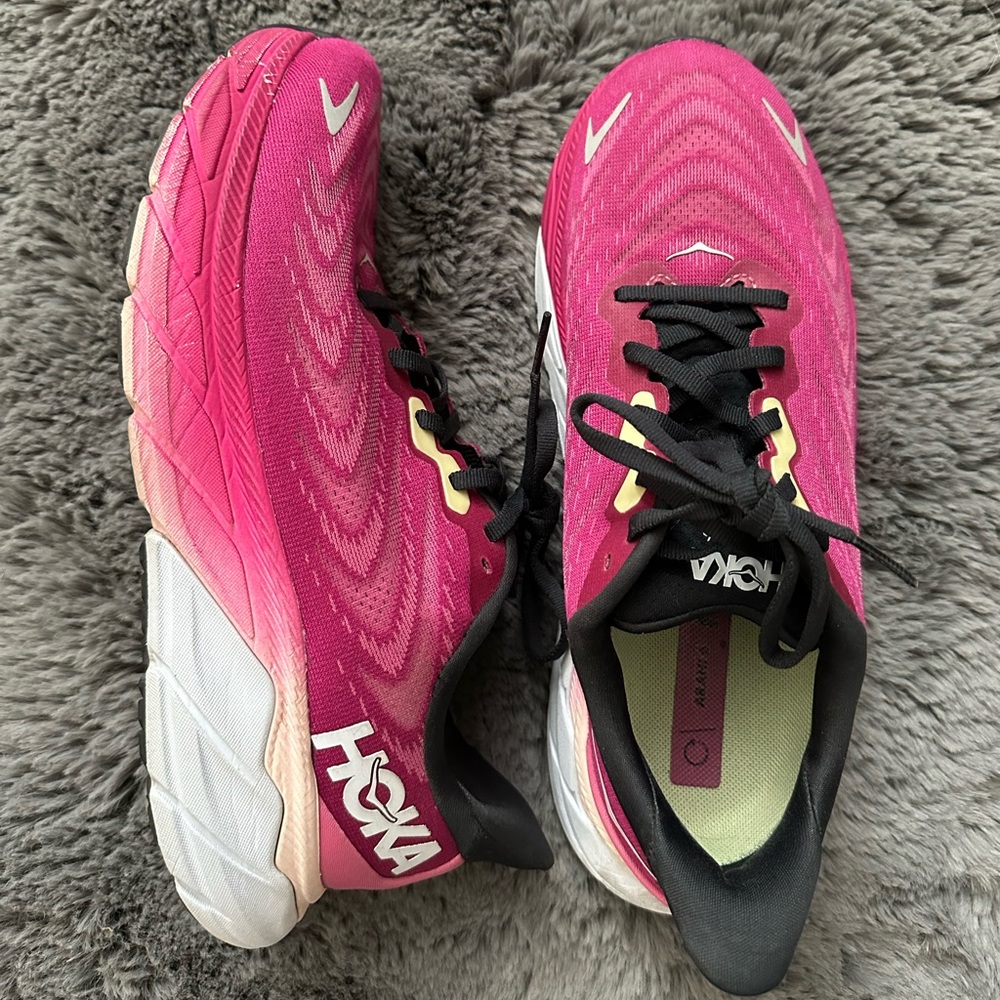 Hoka Women’s Arahi 6 Running Shoes in Pink Maroon and Black
